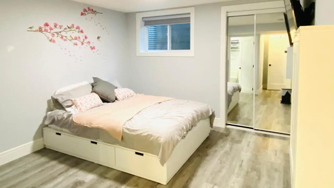 Bed & Breakfast Cozy Basement Suite-溫馨小屋 Designated Parking Calgary Canada