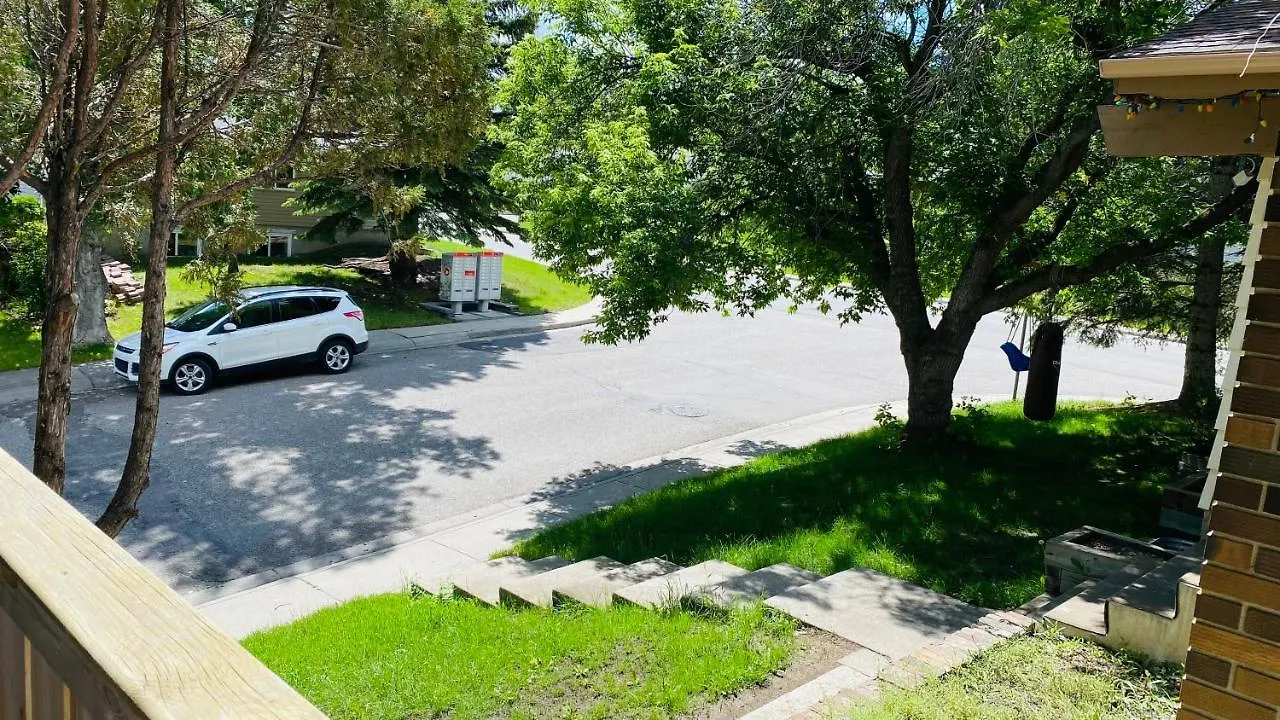 Cozy Basement Suite-溫馨小屋 Designated Parking Calgary