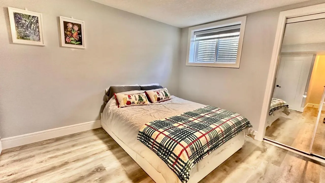 Cozy Basement Suite-溫馨小屋 Designated Parking Calgary Bed & Breakfast